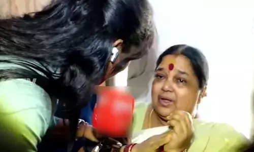 CM రేవంత్‌కు వెయ్యి కోట్ల దండాలు.. నవీన్ యాదవ్ తల్లి భావోద్వేగం