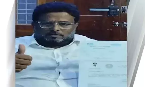 సీఎంఆర్ఎఫ్ చెక్కు చించేసి సీడీసీ చైర్మ‌న్ నిర‌స‌న
