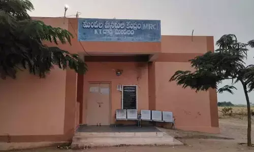 త‌హ‌శీల్దార్ కార్యాల‌యంలో ఆప‌రేట‌ర్ల ఇష్టారాజ్యం