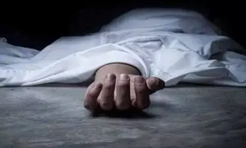 విద్యుత్ వైరు త‌గిలి భ‌వ‌న నిర్మాణ కార్మికుడు మృతి