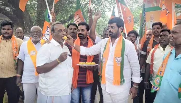 ఎన్నికల్లో బీజేపీ భారీ విజయం.. సంబరాలు ఎన్నికల్లో బీజేపీ భారీ విజయం.. సంబరాలు