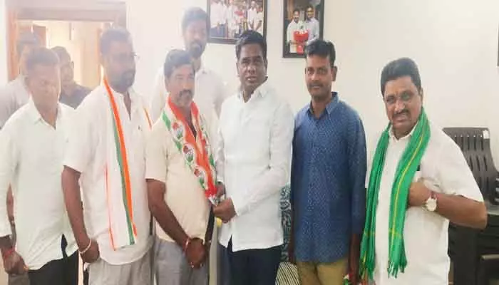 కాంగ్రెస్ లో చేరిన బెజ్జూర్ మాజీ ఉప సర్పంచ్ కాంగ్రెస్ లో చేరిన బెజ్జూర్ మాజీ ఉప సర్పంచ్