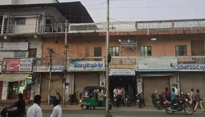 వనపర్తి సబ్ రిజిస్ట్రార్ కార్యాలయంలో ఏసీబీ సోదాలు వనపర్తి సబ్ రిజిస్ట్రార్ కార్యాలయంలో ఏసీబీ సోదాలు