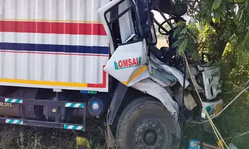 నీటి ట్యాంక‌ర్ వాహ‌నాన్ని ఢీ కొట్టిన లారీ.. వ్య‌క్తికి తీవ్ర గాయాలు
