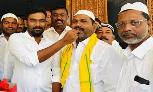 Dharmavaram | పరిటాల శ్రీరామ్ ను కలిసిన దూదేకుల కార్పొరేషన్ డైరెక్టర్