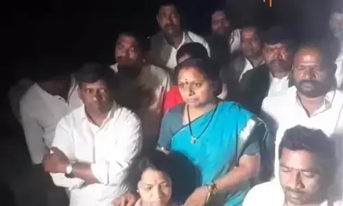 పొలాల్లో ఇసుక మేటలు తొలగించేందుకు ప్రభుత్వం చర్యలు తీసుకోవాలి : ఎమ్మెల్సీ క‌విత