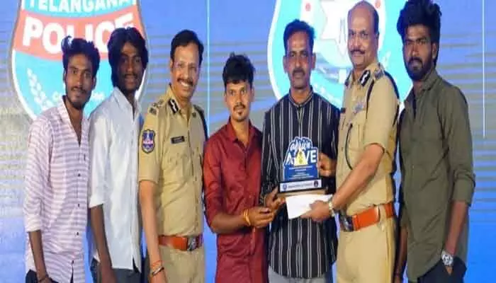 రాష్ట్రస్థాయిలో ద్వితీయ బహుమతి గెలుచుకున్న పల్లెటూరి కుర్రాళ్లు రాష్ట్రస్థాయిలో ద్వితీయ బహుమతి గెలుచుకున్న పల్లెటూరి కుర్రాళ్లు