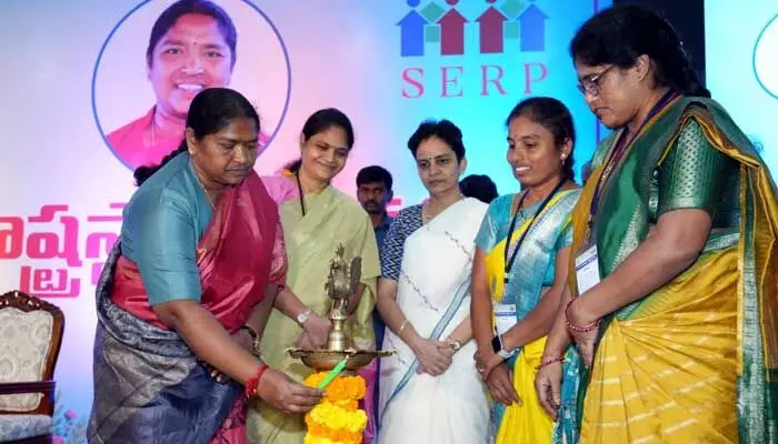 Seethakka: పేదరికం మూలంగానే రాష్ట్రంలో నక్సలైట్లు! మంత్రి సీతక్క కీలక వ్యాఖ్యలు Seethakka: పేదరికం మూలంగానే రాష్ట్రంలో నక్సలైట్లు! మంత్రి సీతక్క కీలక వ్యాఖ్యలు