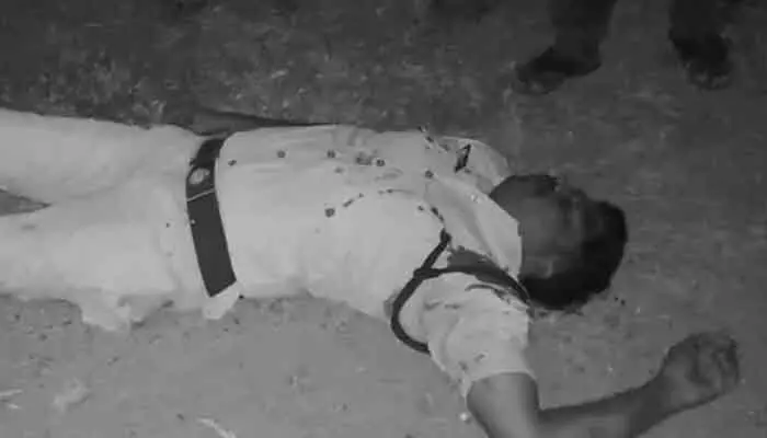 సూర్యాపేట - జనగామ హైవేపై కారు బీభత్సం.. స్పాట్లో ముగ్గురు? సూర్యాపేట - జనగామ హైవేపై కారు బీభత్సం.. స్పాట్లో ముగ్గురు?