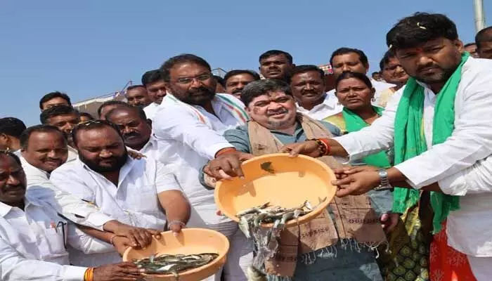 మత్స్య కారుల సంక్షేమమే ధ్యేయం : మంత్రి వాకిటి శ్రీహరి మత్స్య కారుల సంక్షేమమే ధ్యేయం : మంత్రి వాకిటి శ్రీహరి
