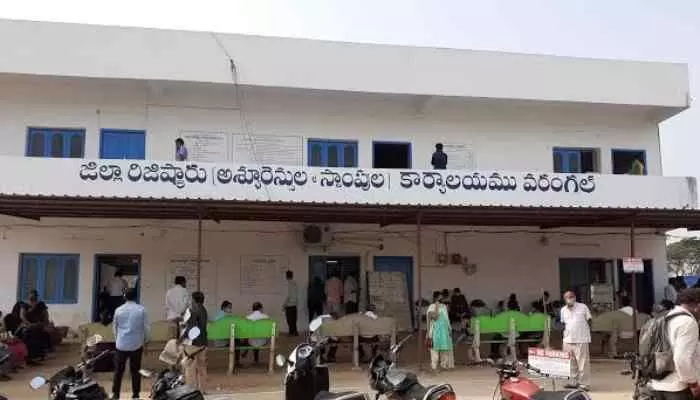 సబ్ రిజిస్ట్రార్ ఆఫీసుల్లో ఏజెంట్లదే హవా సబ్ రిజిస్ట్రార్ ఆఫీసుల్లో ఏజెంట్లదే హవా