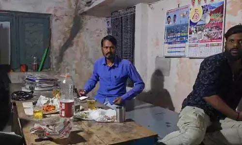 విద్యుత్ ఆఫీస్‌లో మందు పార్టీ.. ముగ్గురూ సస్పెండ్