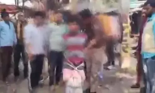 పదేళ్ల పిల్లాడిని చెట్టుకు కట్టేసి కొట్టిన దుర్మార్గుడు(వీడియో)