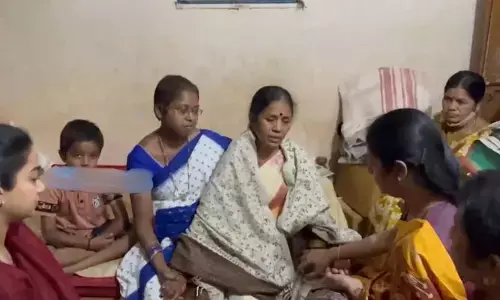 అందెశ్రీ కుటుంబాన్ని పరామర్శించిన సీఎం రేవంత్ రెడ్డి సతీమణి