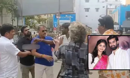 రోడ్డుపై కొట్టుకున్న టాలీవుడ్ హీరోయిన్ తండ్రి, ఆర్టిస్ట్ మేనేజర్