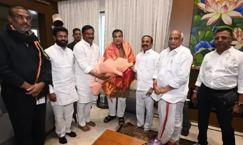 గ్రేటర్​ నగరంలో ప్లైఓవర్లు త్వరగా పూర్తి చేయాలి.. గడ్గరీని కోరిన ఎంపీ ఈటెల!