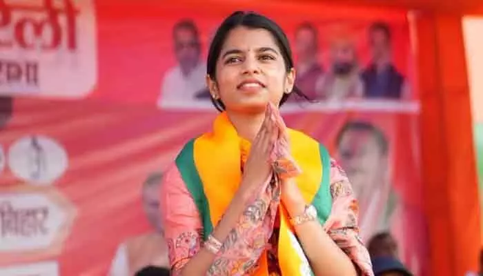 దేశ రాజకీయాల్లో సరికొత్త చరిత్ర సృష్టించిన మైథిలి ఠాకూర్ దేశ రాజకీయాల్లో సరికొత్త చరిత్ర సృష్టించిన మైథిలి ఠాకూర్