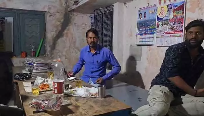విద్యుత్ ఆఫీస్లో మందు పార్టీ.. ముగ్గురూ సస్పెండ్ విద్యుత్ ఆఫీస్లో మందు పార్టీ.. ముగ్గురూ సస్పెండ్