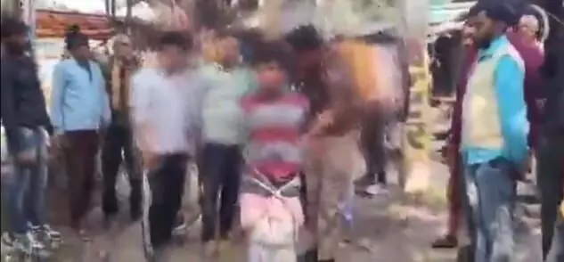 పదేళ్ల పిల్లాడిని చెట్టుకు కట్టేసి కొట్టిన దుర్మార్గుడు(వీడియో) పదేళ్ల పిల్లాడిని చెట్టుకు కట్టేసి కొట్టిన దుర్మార్గుడు(వీడియో)
