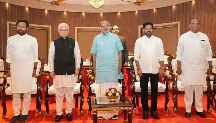 రాజ్ భవన్లో ఉపరాష్ట్రపతికి తేనీటి విందు.. హాజరైన సీఎం రేవంత్, కేంద్ర మంత్రి రాజ్ భవన్లో ఉపరాష్ట్రపతికి తేనీటి విందు.. హాజరైన సీఎం రేవంత్, కేంద్ర మంత్రి
