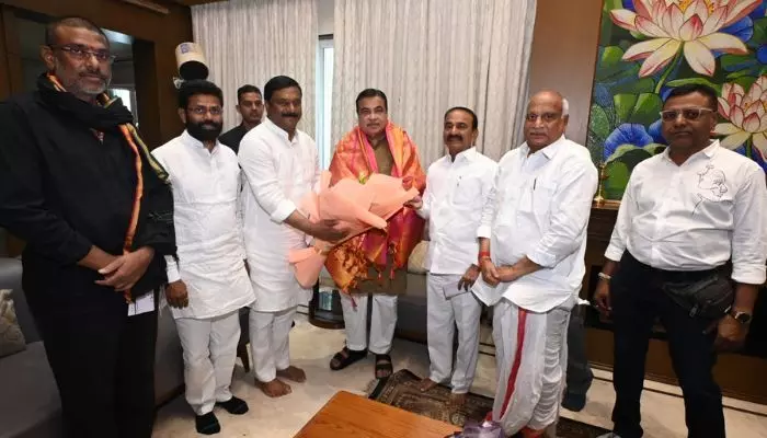 గ్రేటర్ నగరంలో ప్లైఓవర్లు త్వరగా పూర్తి చేయాలి.. గడ్గరీని కోరిన ఎంపీ ఈటెల! గ్రేటర్ నగరంలో ప్లైఓవర్లు త్వరగా పూర్తి చేయాలి.. గడ్గరీని కోరిన ఎంపీ ఈటెల!