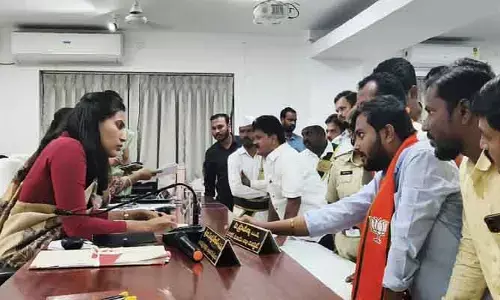 స‌ర్వీస్ రోడ్డు నిర్మించాల‌ని క‌లెక్ట‌ర్ కి విన‌తి :  బీజేపీ మండల అధ్యక్షులు కరణం ఆదిత్య