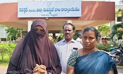 విద్యార్థులను వేధింపులకు గురి చేస్తున్నారు... కలెక్టరుకు ఫిర్యాదు