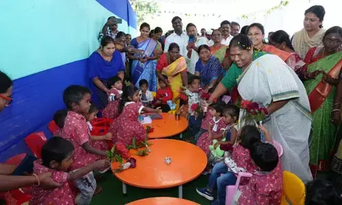 Minister Seethakka: దేశంలోనే తొలిసారి.. అంగన్వాడీ చిన్నారులకు విజయ పాలు!