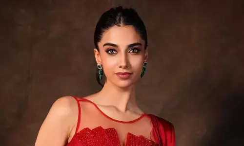 Meenaakshi Chaudhary looks hot in red dress
