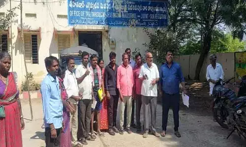 త‌హ‌శీల్దార్ కార్యాల‌యం ముందు మ‌హిళా మృత‌దేహంతో ఆందోళ‌న