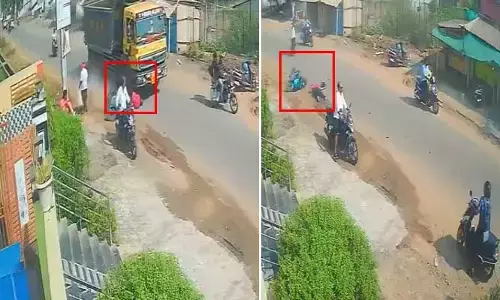 Viral video: ప్రాణం పోతున్నా పట్టించుకొని సమాజం.! గుంటూరు జిల్లాలో విషాద ఘటన వైరల్