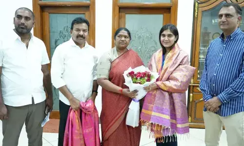 Esha Singh: ప్రజాభవన్‌లో మంత్రి సీతక్కను కలిసిన షూటర్ ఈషా సింగ్