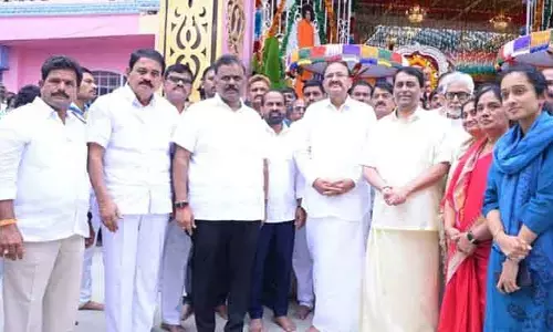 పుట్టపర్తిలో మాజీ ఉపరాష్ట్రపతి.. రాష్ట్ర మంత్రులు