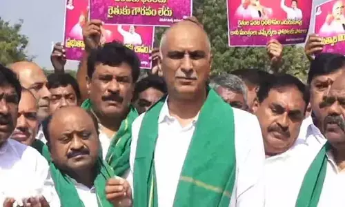 వరంగల్ డిక్లరేషన్లో ఇచ్చిన ఒక్కహామీనైనా అమలు చేశారా?: హరీష్ రావు
