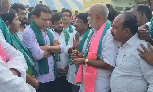 కేంద్ర‌, రాష్ట్ర ప్ర‌భుత్వాల‌కు రైతుల ప్ర‌యోజ‌నాలు అవ‌స‌రం లేదు : కేటీఆర్
