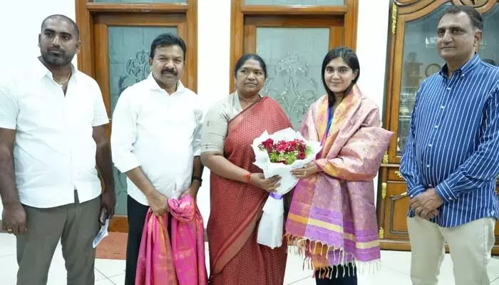 Esha Singh: ప్రజాభవన్లో మంత్రి సీతక్కను కలిసిన షూటర్ ఈషా సింగ్ Esha Singh: ప్రజాభవన్లో మంత్రి సీతక్కను కలిసిన షూటర్ ఈషా సింగ్