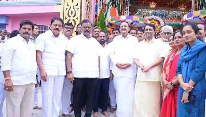 పుట్టపర్తిలో మాజీ ఉపరాష్ట్రపతి.. రాష్ట్ర మంత్రులు పుట్టపర్తిలో మాజీ ఉపరాష్ట్రపతి.. రాష్ట్ర మంత్రులు