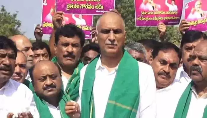 వరంగల్ డిక్లరేషన్లో ఇచ్చిన ఒక్కహామీనైనా అమలు చేశారా?: హరీష్ రావు వరంగల్ డిక్లరేషన్లో ఇచ్చిన ఒక్కహామీనైనా అమలు చేశారా?: హరీష్ రావు