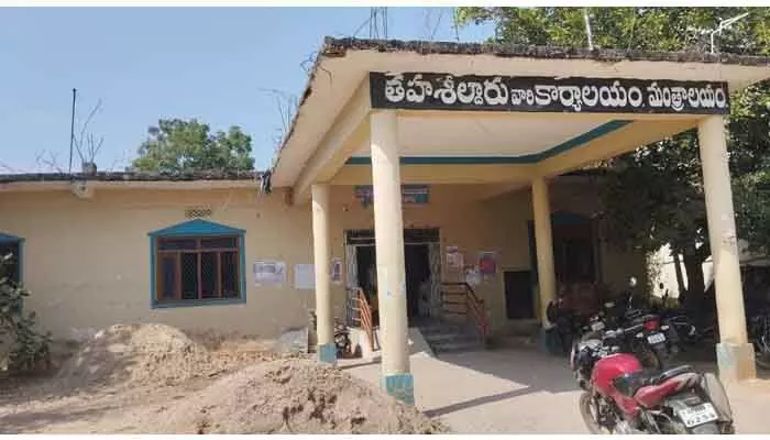 అరకోర ఫైన్లతో ఆర్భాటం: మంత్రాలయంలో ఇసుకాసురుల ఇష్టారాజ్యం! అరకోర ఫైన్లతో ఆర్భాటం: మంత్రాలయంలో ఇసుకాసురుల ఇష్టారాజ్యం!