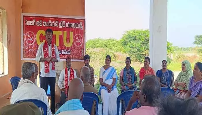 కేంద్ర, రాష్ట్ర ప్రభుత్వాల కార్మిక వ్యతిరేక విధానాలను ప్రతి ఘటించాలి : సీఐటీయూ జిల్లా అధ్యక్షులు ఆంజనేయులు కేంద్ర, రాష్ట్ర ప్రభుత్వాల కార్మిక వ్యతిరేక విధానాలను ప్రతి ఘటించాలి : సీఐటీయూ జిల్లా అధ్యక్షులు ఆంజనేయులు