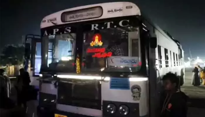 ఆర్టీసీ బస్సుకు ప్రమాదం.. 45 మందిని కాపాడిన కానిస్టేబుల్ ఆర్టీసీ బస్సుకు ప్రమాదం.. 45 మందిని కాపాడిన కానిస్టేబుల్