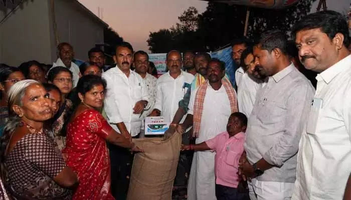 దళారుల చేతిలో పడి మోసపోవద్దు : మంత్రి జూపల్లి కృష్ణారావు దళారుల చేతిలో పడి మోసపోవద్దు : మంత్రి జూపల్లి కృష్ణారావు