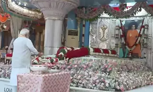 సత్యసాయి మహాసమాధిని దర్శించుకున్న ప్రధాని మోడీ