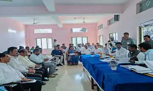 అభివృద్ధి ప‌నుల‌పై నిర్ల‌క్ష్యం వ‌హిస్తే చ‌ర్య‌లు : మంత్రి వివేక్ వెంక‌ట్ స్వామి