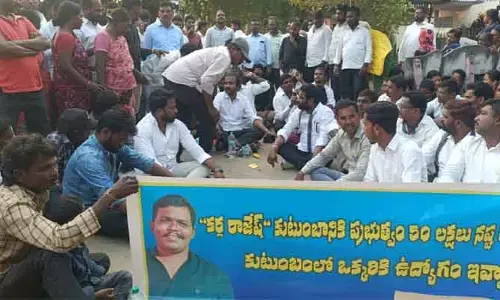 కోదాడ‌లో ఉద్రిక్త‌త‌.. మృత‌దేహంతో నిర‌స‌న
