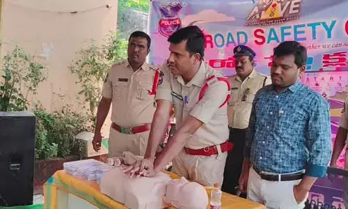 సీపీఆర్ పై త‌ప్ప‌క‌  అవగాహన కలిగి ఉండాలి : సీఐ శ్రవణ్ కుమార్