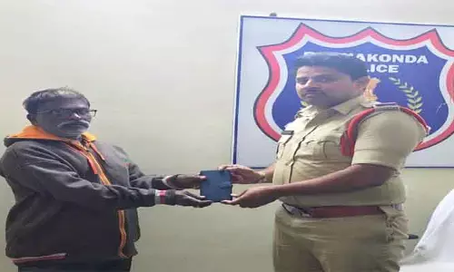 పోగొట్టుకున్న సెల్ ఫోన్ అప్పగింత