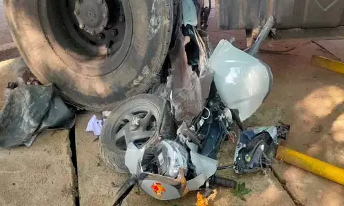 స్కూటీని ఢీకొన్న లారీ.. తప్పిన పెను ప్రమాదం..!