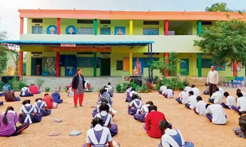 ప్రభుత్వ బడులను కాపాడుకోలేమా?