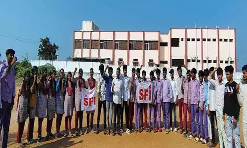 విద్యార్థులు చలికి తట్టుకునేలా రగ్గులు పంపిణి చేయాలి : ఎస్ఎఫ్ఐ